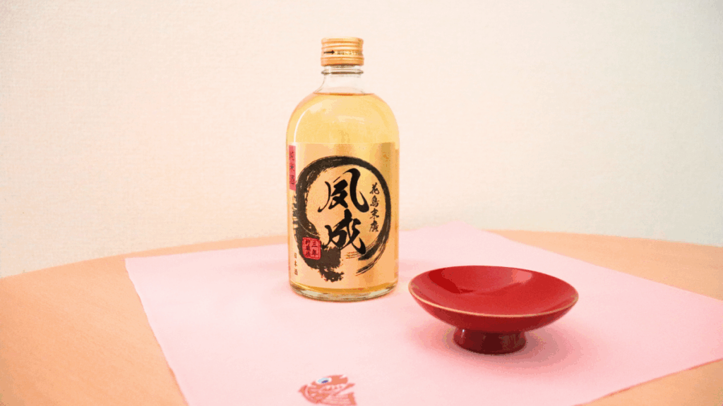 花鳥末廣 夙成 4年熟成 純米酒と酒器の画像