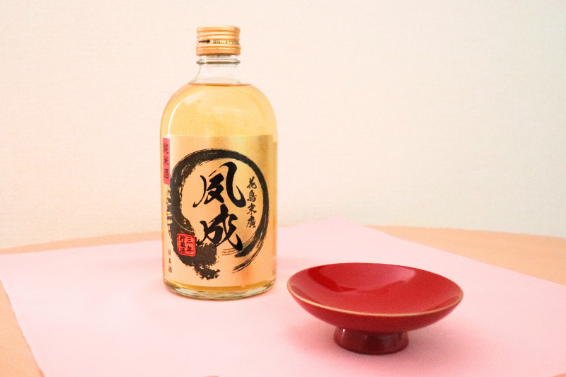 花鳥末廣 夙成 4年熟成 純米酒と酒器の画像