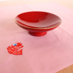 天然の漆だけを使用した朱塗り平盃の画像