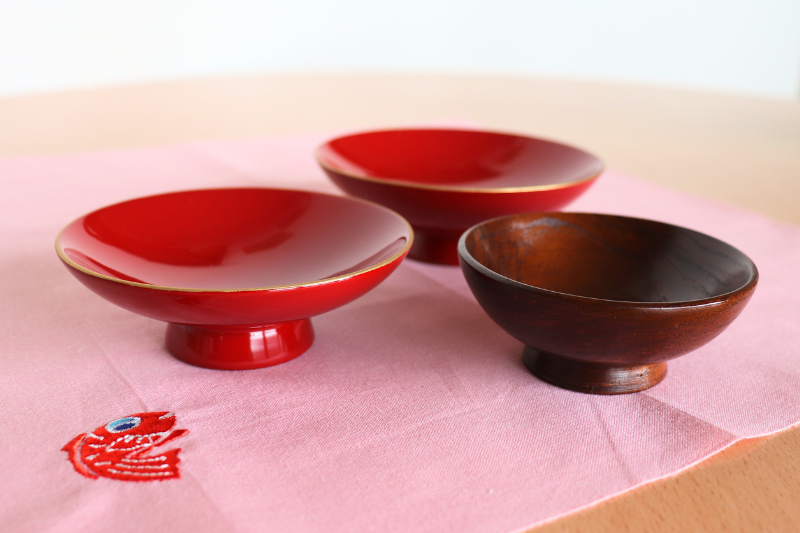 朱塗り平盃と桑盃の画像