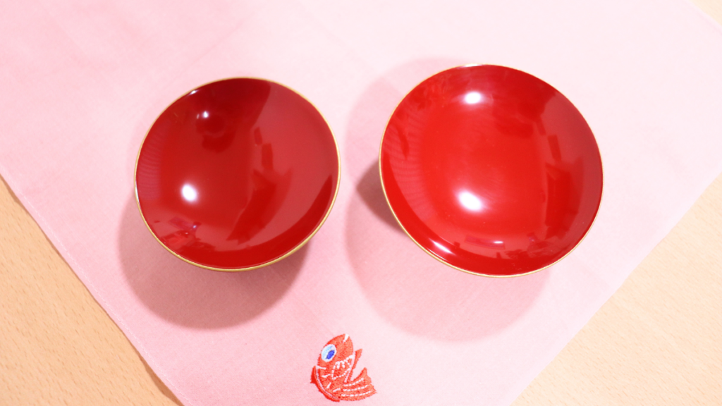 天然の漆の朱塗り平盃の小サイズと中サイズの画像