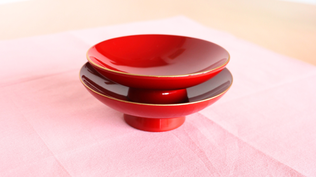 天然の漆の朱塗り平盃の小サイズと中サイズを重ねた画像