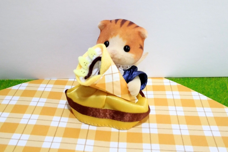 フェルトで出来たチョコバナナクレープをシルバニアのメイプル猫が持っている画像