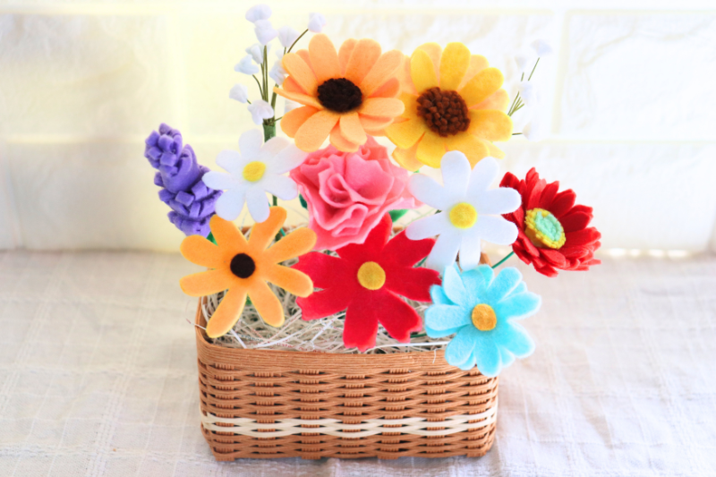 ハンドメイドのフェルトフラワーが四角いカゴに入っている画像